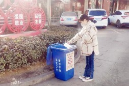 广西合浦县城废弃口罩专用垃圾桶全面“上岗”