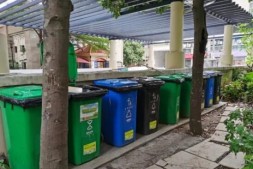 晋江城管组织开展违规占道垃圾桶整治行动